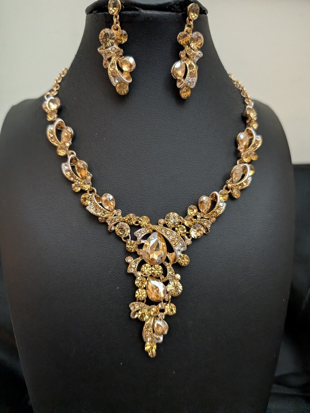 #80.NWOT  Spectacular Champagne Crystals Necklace & Earrings